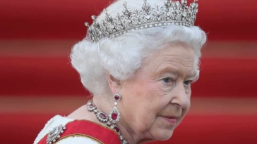 Σε περίοδο πένθους έχει εισέλθει το Ηνωμένο Βασίλειο μετά από το θάνατο της βασίλισσας Ελισάβετ το απόγευμα της Πέμπτης στο Κάστρο του Μπαλμόραλ στη Σκωτία.