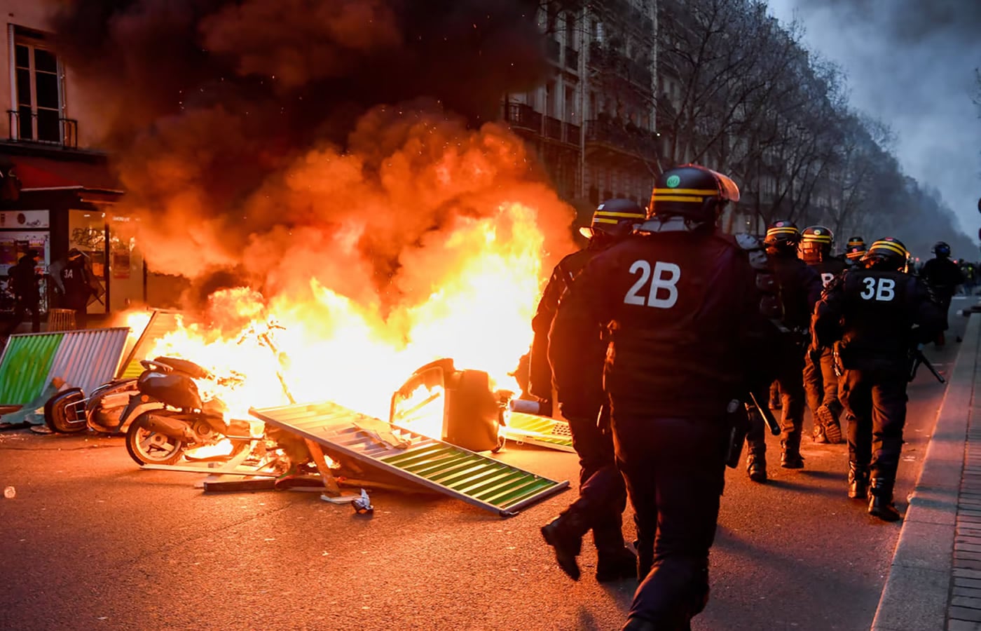 Το δημαρχείο του Μπορντό πυρπολήθηκε καθώς οι γαλλικές διαδηλώσεις συνεχίζονται για τα σχέδια για αύξηση της ηλικίας συνταξιοδότησης.