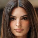 Το 2016 η Emily Ratajkowski έκανε διακοπές στην μαγευτική Σαντορίνη και θέλησε με τις φωτογραφίες της να αναδείξει το μοναδικό τοπίο του νησιού αλλά ταυτόχρονα και να «γκρεμίσει» το Instagram.