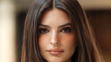 Το 2016 η Emily Ratajkowski έκανε διακοπές στην μαγευτική Σαντορίνη και θέλησε με τις φωτογραφίες της να αναδείξει το μοναδικό τοπίο του νησιού αλλά ταυτόχρονα και να «γκρεμίσει» το Instagram.