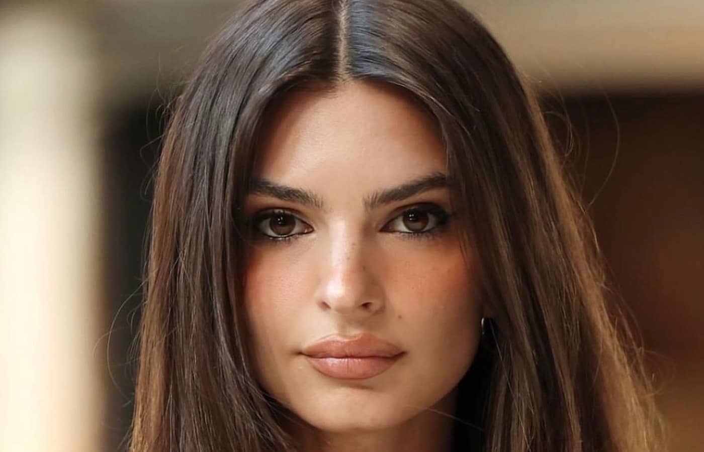 Το 2016 η Emily Ratajkowski έκανε διακοπές στην μαγευτική Σαντορίνη και θέλησε με τις φωτογραφίες της να αναδείξει το μοναδικό τοπίο του νησιού αλλά ταυτόχρονα και να «γκρεμίσει» το Instagram.