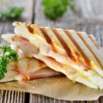 Το τοστ (με ζαμπόν, γαλοπούλα ή κάποιο άλλο αλλαντικό και τυρί) αποτελεί ένα εξαιρετικά δημοφιλές γεύμα μεταξύ των Ελλήνων, ωστόσο λίγοι είναι εκείνοι που γνωρίζουν ότι η καθημερινή του κατανάλωση αυξάνει σημαντικά τον κίνδυνο εμφάνισης καρκίνου και άλλων προβλημάτων υγείας.