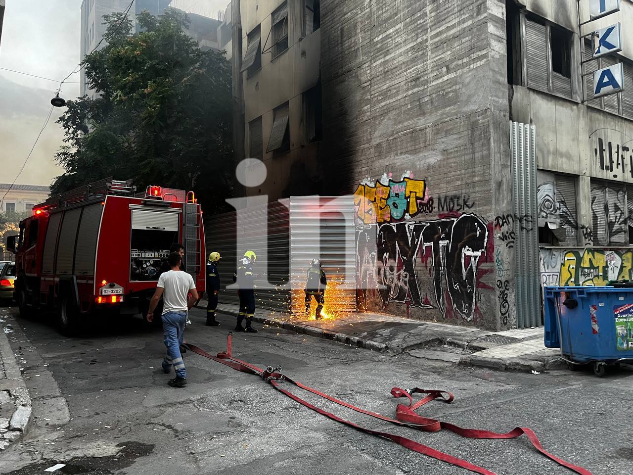 1696263821 606 Φωτιά στο εγκαταλελειμμένο κτίριο του ΙΚΑ στην Πειραιώς