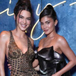 i kylie jenner trolarei me chioumor ta genethlia tis aderfis tis kendall