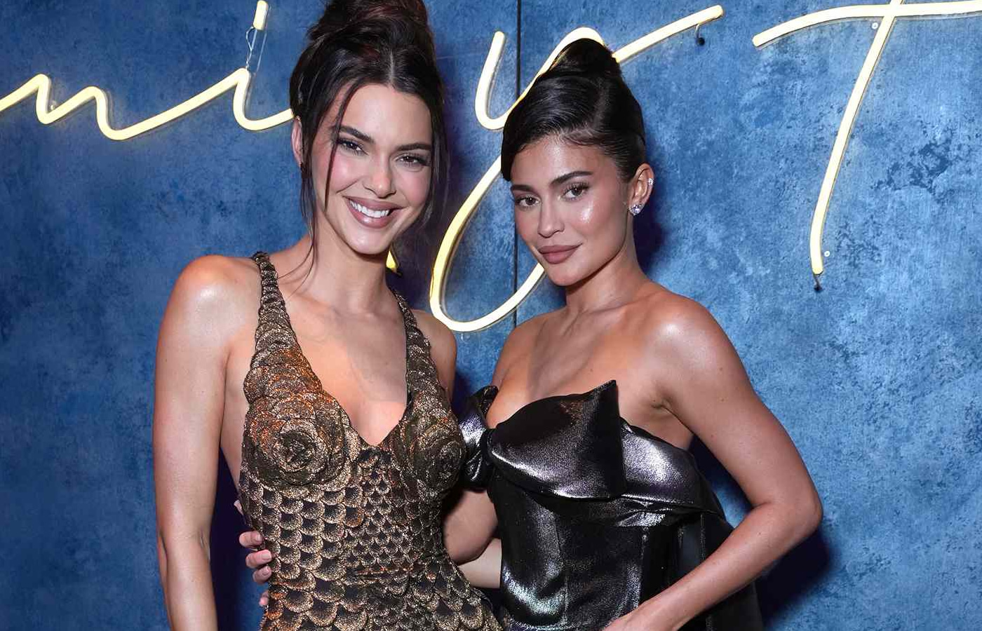 i kylie jenner trolarei me chioumor ta genethlia tis aderfis tis kendall