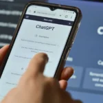 Χρήστης μπροστά σε οθόνη ChatGPT κινητού