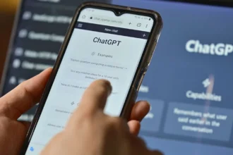 Χρήστης μπροστά σε οθόνη ChatGPT κινητού