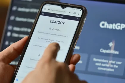 Χρήστης μπροστά σε οθόνη ChatGPT κινητού