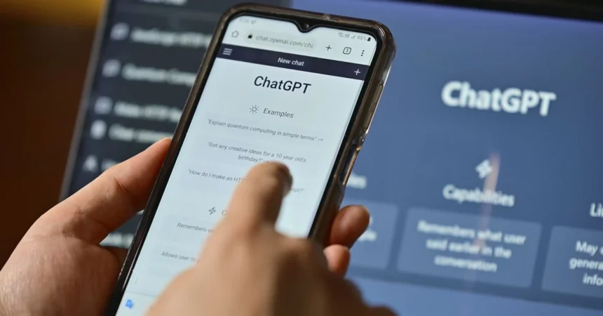 Χρήστης μπροστά σε οθόνη ChatGPT κινητού
