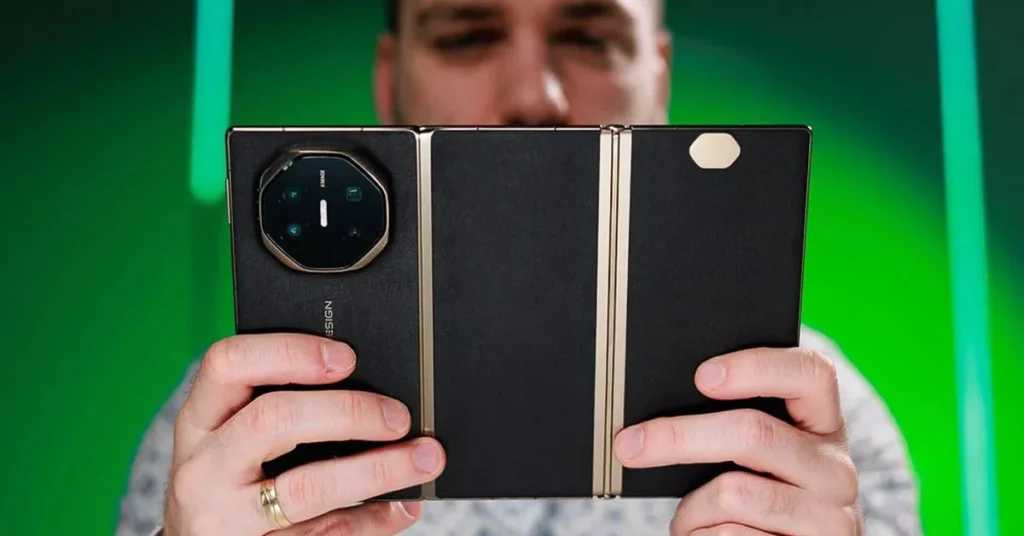 Αναδιπλούμενο smartphone ανοιχτό με ένδειξη χαμηλής μπαταρίας στην οθόνη