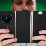 Αναδιπλούμενο smartphone ανοιχτό με ένδειξη χαμηλής μπαταρίας στην οθόνη