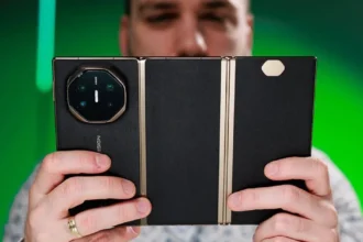 Αναδιπλούμενο smartphone ανοιχτό με ένδειξη χαμηλής μπαταρίας στην οθόνη