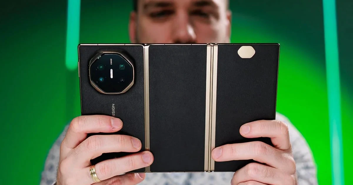 Αναδιπλούμενο smartphone ανοιχτό με ένδειξη χαμηλής μπαταρίας στην οθόνη