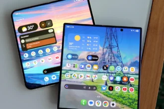 Το Samsung Galaxy Z Fold 7 ανοιχτό δίπλα στο Google Pixel 10 Pro Fold