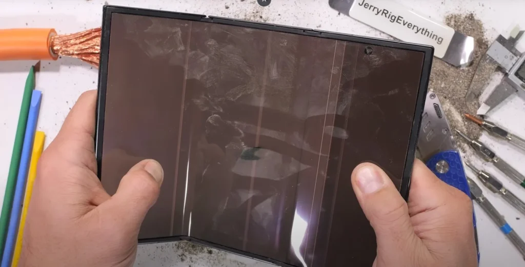 Το Galaxy Z TriFold λύγισε