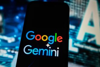 Το λογότυπο του Google Gemini δίπλα στον Assistant, συμβολίζοντας τη μετάβαση