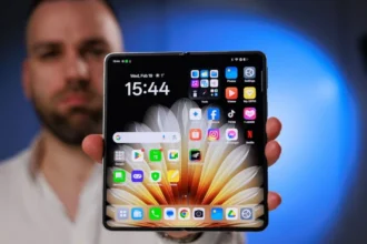 Φουτουριστικό render του Oppo Find N6 με έμφαση στο λεπτό προφίλ και την εξωτερική οθόνη