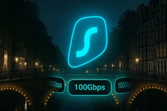 Data center με φωτεινά μπλε φώτα που απεικονίζει την ταχύτητα των 100Gbps servers