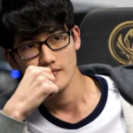 Ο Karsa συγκινημένος στη σκηνή του League of Legends μετά από αγώνα με τη φανέλα των RNG