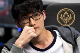 Ο Karsa συγκινημένος στη σκηνή του League of Legends μετά από αγώνα με τη φανέλα των RNG