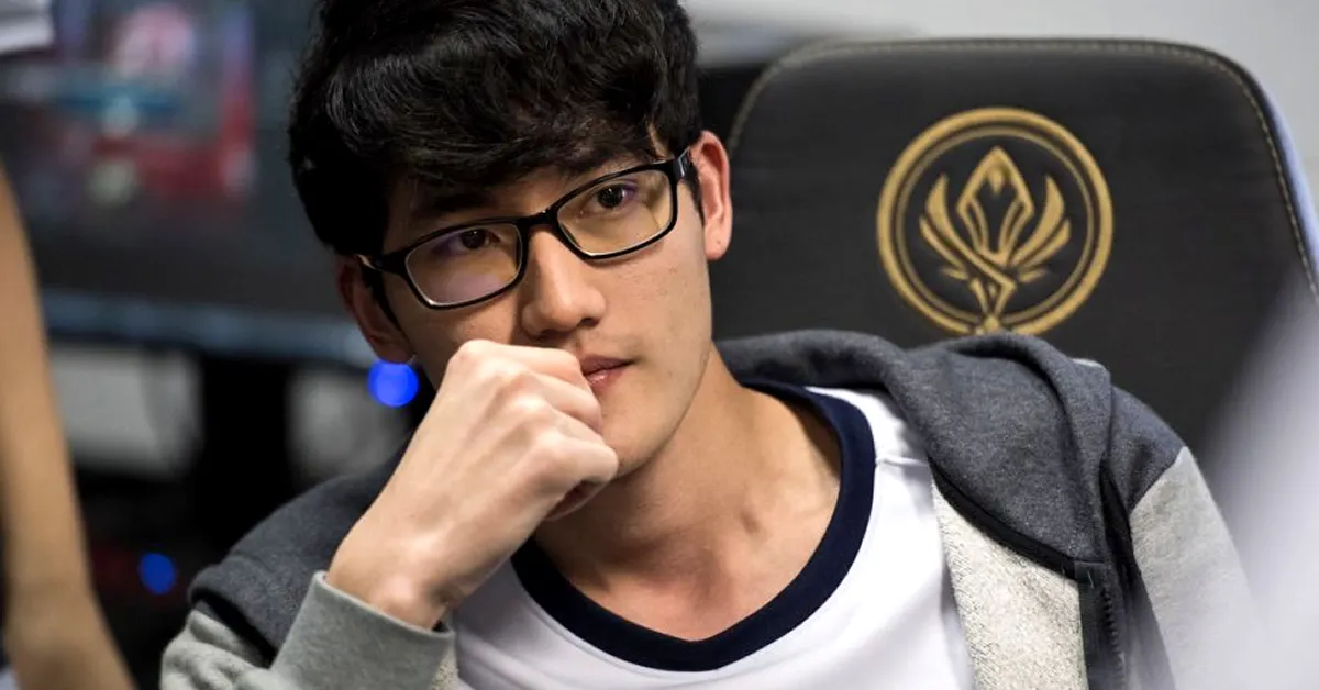 Ο Karsa συγκινημένος στη σκηνή του League of Legends μετά από αγώνα με τη φανέλα των RNG