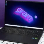 Ένα εξαιρετικά λεπτό ασημένιο laptop LG Gram αιωρείται ελαφρά πάνω από ένα γραφείο συμβολίζοντας το χαμηλό του βάρος.