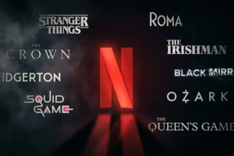 Το λογότυπο του Netflix σε σκοτεινό φόντο με τίτλους ταινιών να ξεθωριάζουν σταδιακά