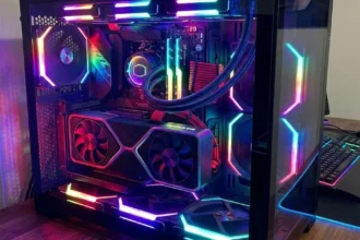 Κάρτα γραφικών Nvidia GeForce RTX 3060 εγκατεστημένη σε gaming υπολογιστή με έντονο φωτισμό RGB.