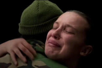 Ο Mike και η Eleven κοιτάζονται έντονα σε μια συναισθηματική σκηνή αποχαιρετισμού στο φινάλε του Stranger Things