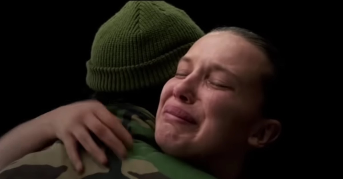 Ο Mike και η Eleven κοιτάζονται έντονα σε μια συναισθηματική σκηνή αποχαιρετισμού στο φινάλε του Stranger Things