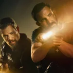 Ο Matt Damon και ο Ben Affleck σε έντονη σκηνή διαλόγου με φόντο το Μαϊάμι στην ταινία The Rip.