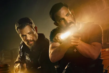 Ο Matt Damon και ο Ben Affleck σε έντονη σκηνή διαλόγου με φόντο το Μαϊάμι στην ταινία The Rip.