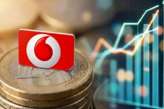 Κάρτα SIM της Vodafone πάνω σε κέρματα του ενός ευρώ και θολωμένο φόντο με γράφημα δεδομένων κινητής.
